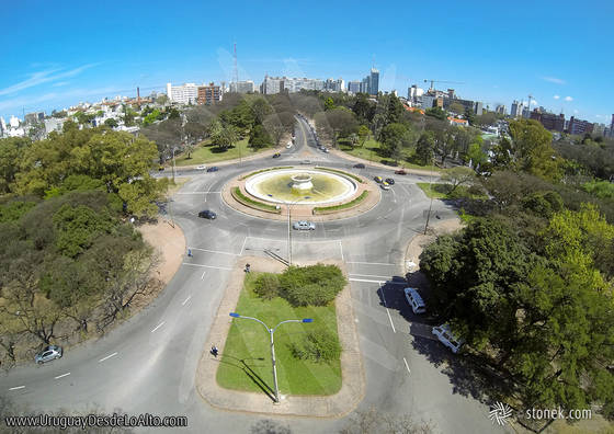 Foto aéra de la fuente de la Avenida Ricaldoni y Dr. Luis Morquio, Montevideo. Parque Batlle