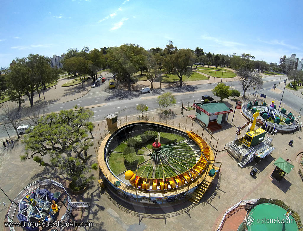 El Gusano Loco, Parque Rodó, Montevideo. Parque infantil sobre la Avenida Sarmiento