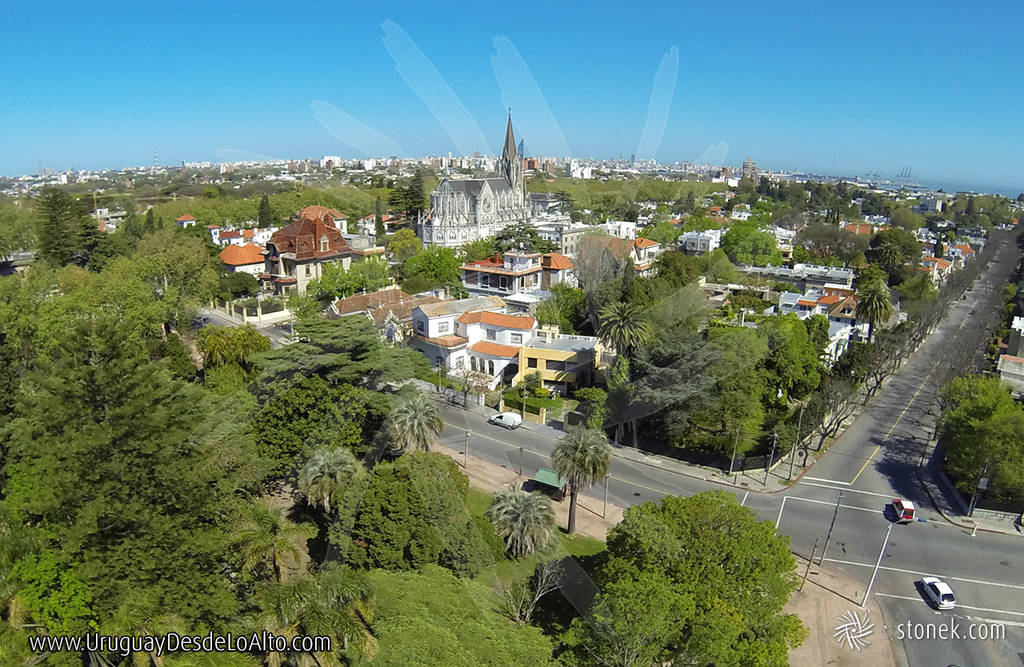 Vista aérea de las avenidas Buschental y Lucas Obes en el Prado, Montevideo
