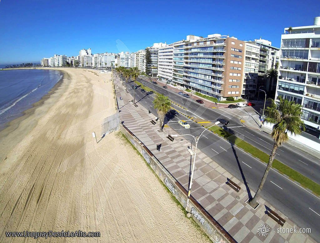 Vista aérea de la Playa Pocitos, Rambla República del Perú. Montevideo