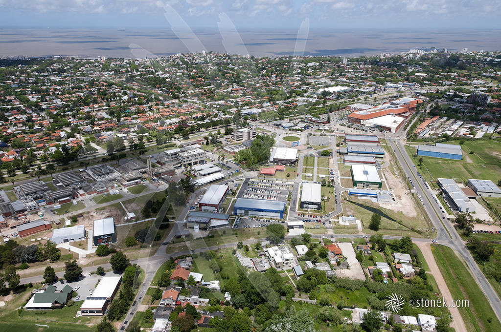 Vista aérea del LATU y Portones Shopping, Montevideo. Avenida Italia, Carrasco