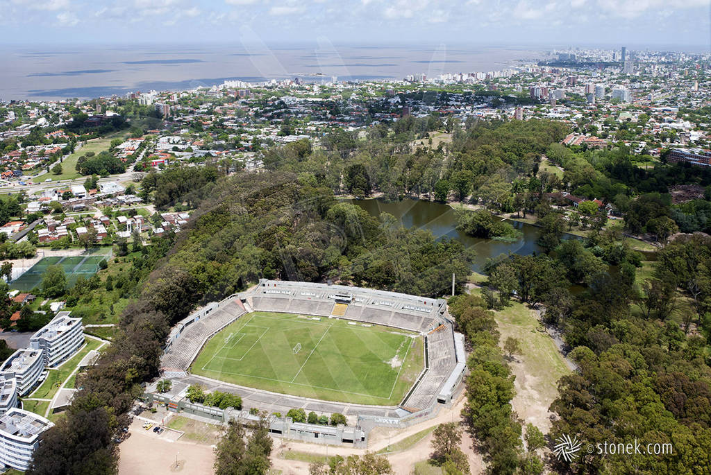 Vista aérea del estadio Charrúa en el Parque Rivera sobre la Avenida Bolivia, Montevideo, Uruguay