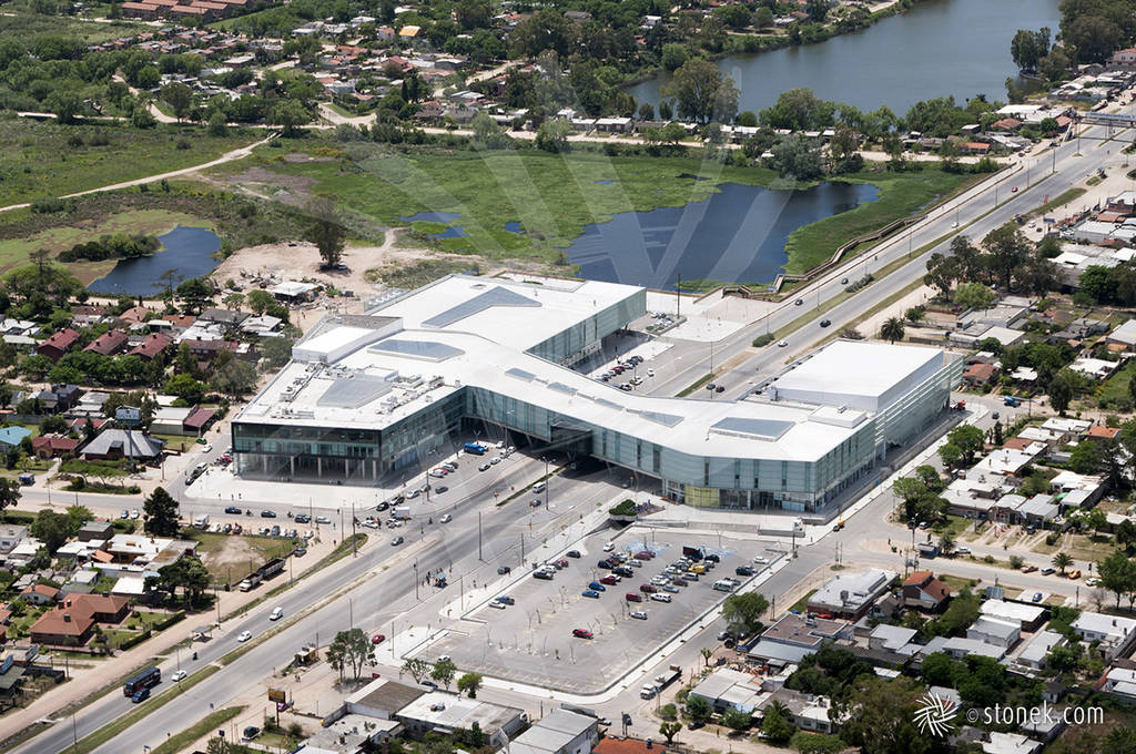 Vista aérea del centro Costa Urbana Shopping en la Avenida Giannattasio, Canelones