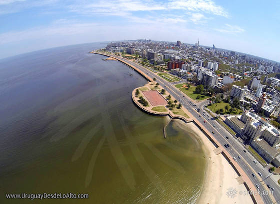 Vista aérea de la Playa Ramírez y la rambla República Argentina. Río de la Plata