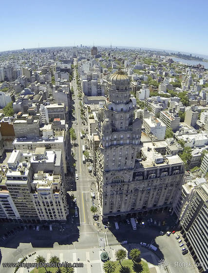Foto aérea del Palacio Salvo y la avenida 18 de Julio