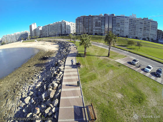 Foto aérea de las rocas dde la playa Pocitos en Montevideo