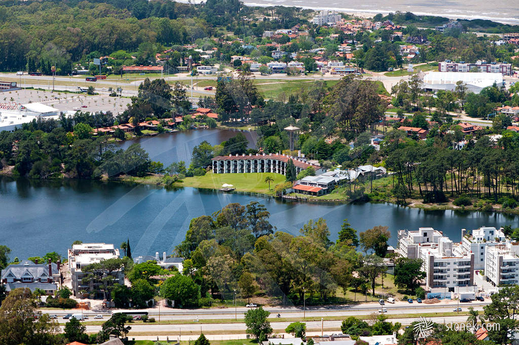 Vista aérea del Hotel del Lago