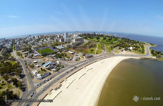Vista aérea de la Playa Ramírez y la rambla Presidente Wilson
