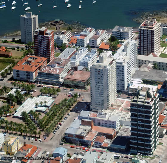 Foto aérea de la Plaza Artigas, calle 25 Los Arrecifes, Punta del Este, Maldonado