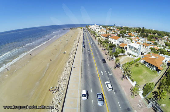 Foto aérea de la Rambla Rep. de México y Guarambaré, Montevideo. Playa Carrasco