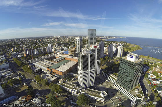 Foto aérea del Microcentro Buceo en la Avenida Luis Alberto de Herrera y 26 de Marzo, Montevideo