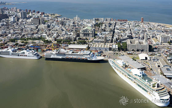 Foto aérea de Cruceros turísticos en el Puerto de Montevideo