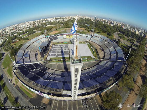Foto aérea del escenario para el recital de Paul McCartney en el estadio Centenario, Montevideo
