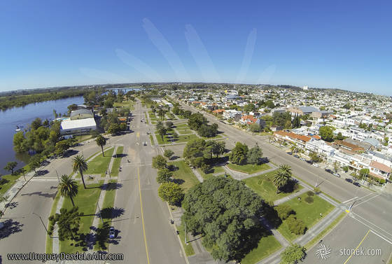 Foto aérea de la rambla de la ciudad de Mercedes, Soriano, Uruguay