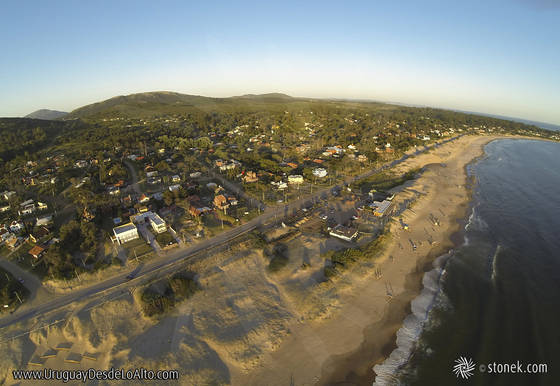 Foto aérea de la Playa San Francisco al atardecer, Piriápolis, Maldonado, Uruguay