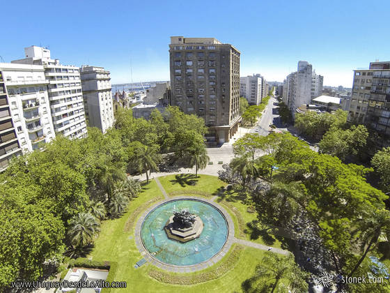 Foto aérea de la Plaza Fabini y la Av. del Libertador