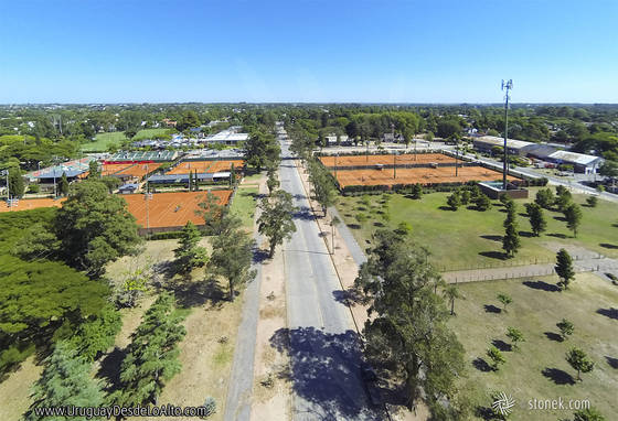 Foto aérea de la Avenida Arocena. Canchas de tenis del Carrasco Lawn