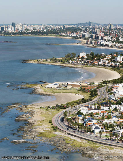 Vista aérea de la serpenteante rambla O'Higgins de Montevideo en Punta Gorda. Playas Honda y Verde. Club Náutico.