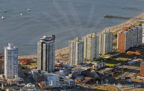 Foto aérea de playa y edificios de Playa Mansa de Punta del Este
