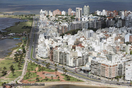 Vista aérea de las Ramblas Rep. del Perú y Mahatma Gandhi, Montevideo