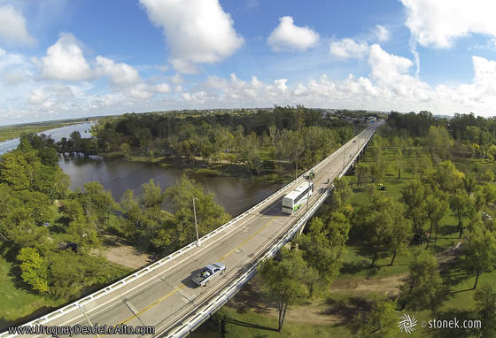 Foto aérea del puente en Ruta 5 sobre el Río Negro.  Límite entre los departamentos de Durazno y Tacuarembó
