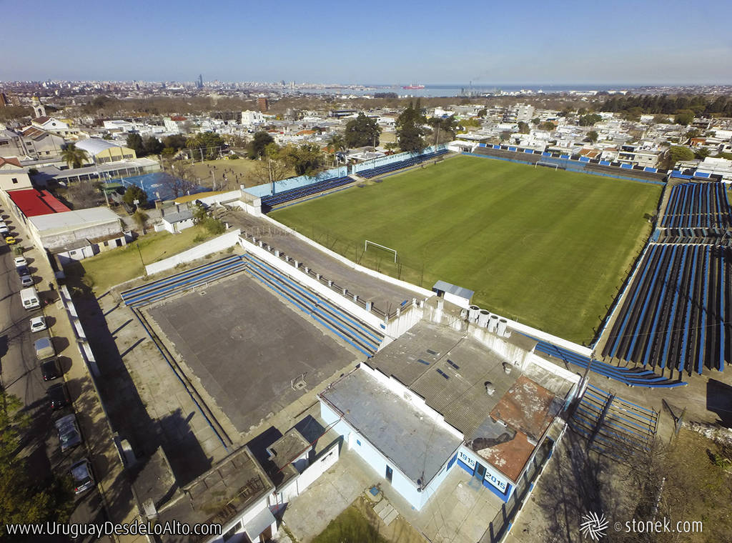 Foto aérea del estadio del Liverpool Fútbol Club en el barrio Belvedere, Montevideo