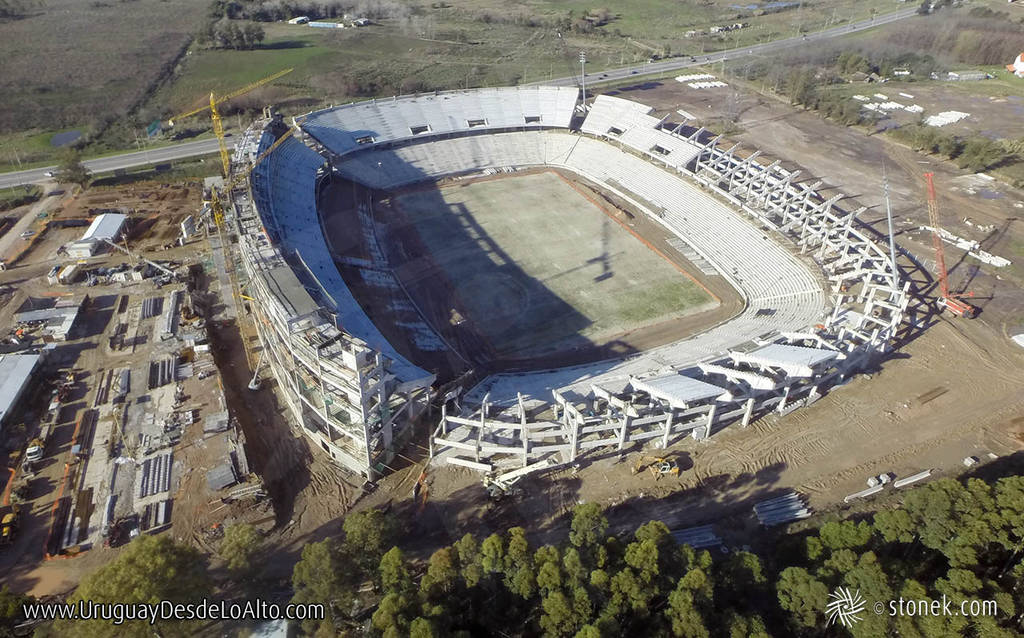 Foto aérea del avance de obra del estadio del Club Atético Peñarol. al 15 de agosto de 2015. Ruta 102 y Ruta 8