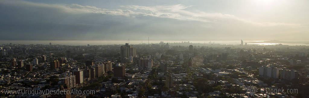 Foto aérea de Montevideo al ataredecer