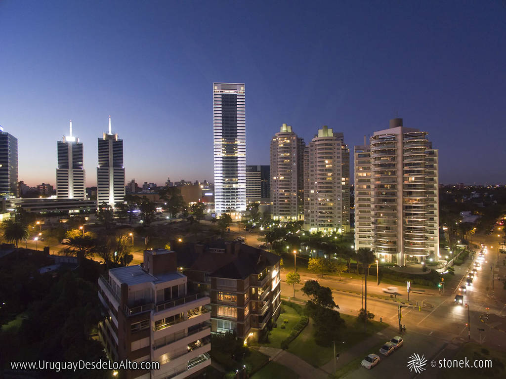 Edificios de World Trade Center Montevideo, Torres Náuticas y torre Caelus. Calle 26 de Marzo