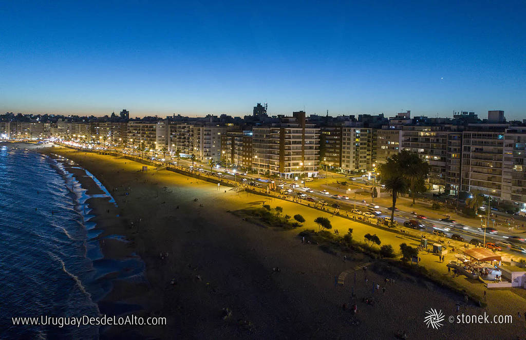 Vista aérea al anochecer de la rambla y playa Pocitos, Montevideo