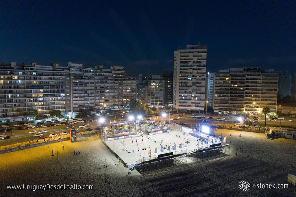 Foto nocturna de canchas sobre la arena de playa Pocitos