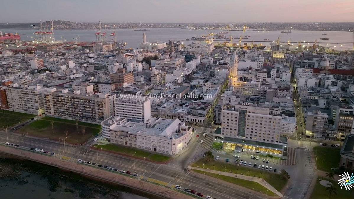 Video aéreo sobre ramblas de la Ciudad Vieja al amanecer, Montevideo