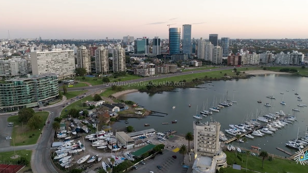 Video aéreo sobre el Puerto del Buceo, Yacht Club, Rambla Armenia, al amanecer. Canchas de tenis y fútbol 5 del Yacht Club, veleros en el puerto y las torres próximas a la rambla