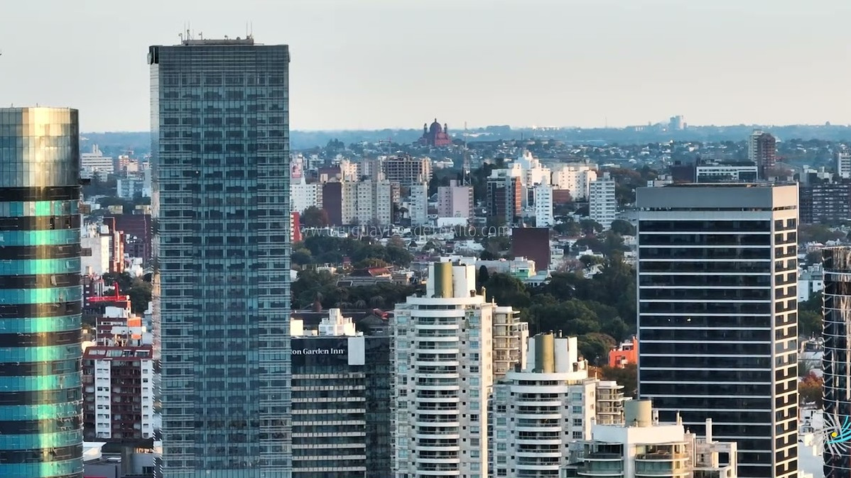 Video aéreo de la bahía del puerto del Buceo, Río de la Plata y Yacht Club Montevideo