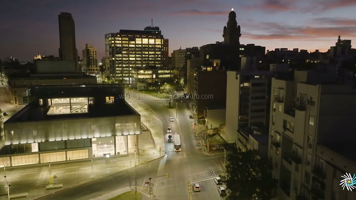 Video aéreo al alba del Centro, Ciudad Vieja, Plaza Independencia, bahía de Montevideo