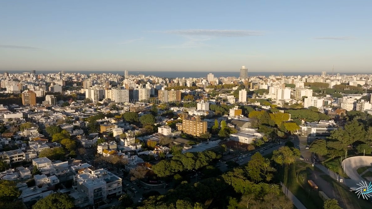 Video aéreo sobre los barrios Parque Batlle, Villa Dolores y Pocitos, Montevideo