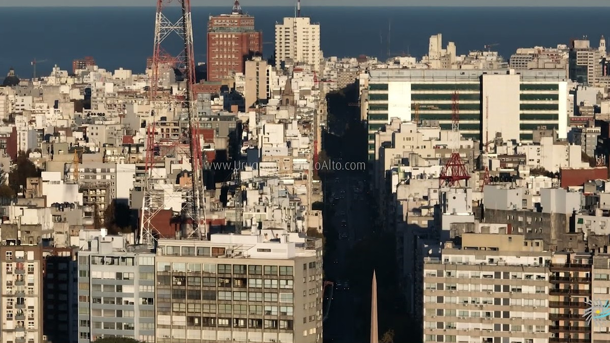 Video aéreo en el Obelisco en Bvar. Artigas y la Av. 18 de Julio, Montevideo