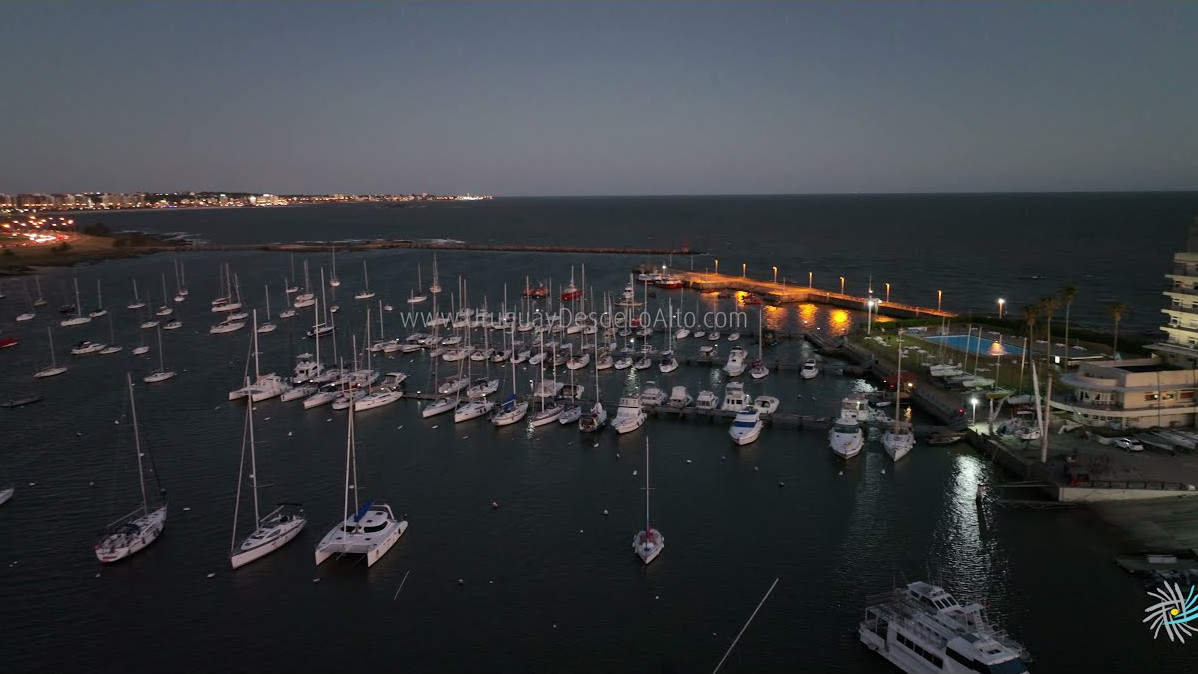 Video aéreo al anochecer del Puerto del Buceo y las torres del barrio. Yatch Club, World Trade Center Montevideo, Caelus, Náuticas, Zonas Francas, Hotel Hilton