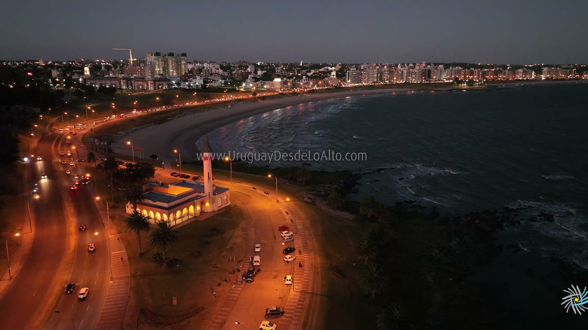 Video aéreo de las Rambla Armenia y Rep. de Chile al anochecer. Playas de Buceo y Malvín.