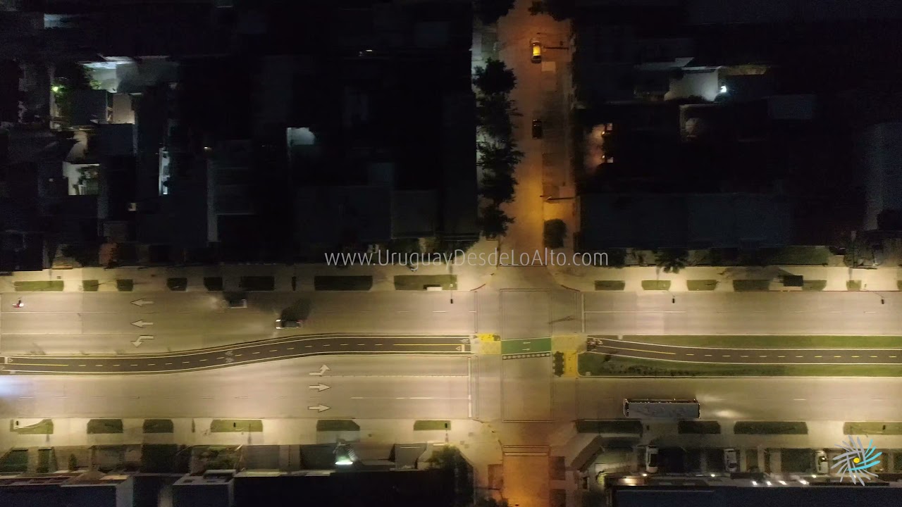 Video aéreo de la Avenida Luis Alberto de Herrera en la noche. Vista vertical/cenital