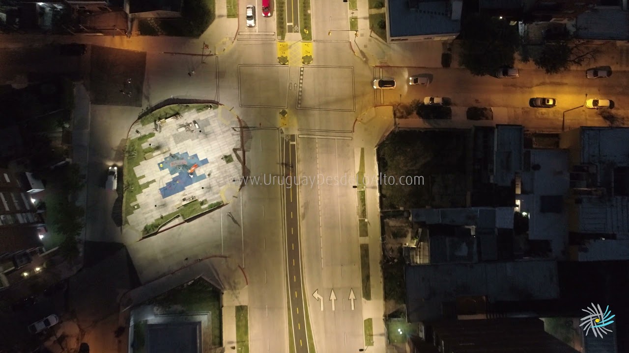 Video aéreo de la Avenida Luis Alberto de Herrera en la noche. Plaza Cebey y la calle República del Salvador.