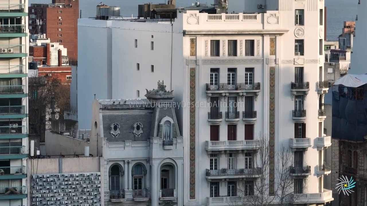 Vista aérea del edificio Rex en la Av. 18 de Julio y J. Herrera y Obes