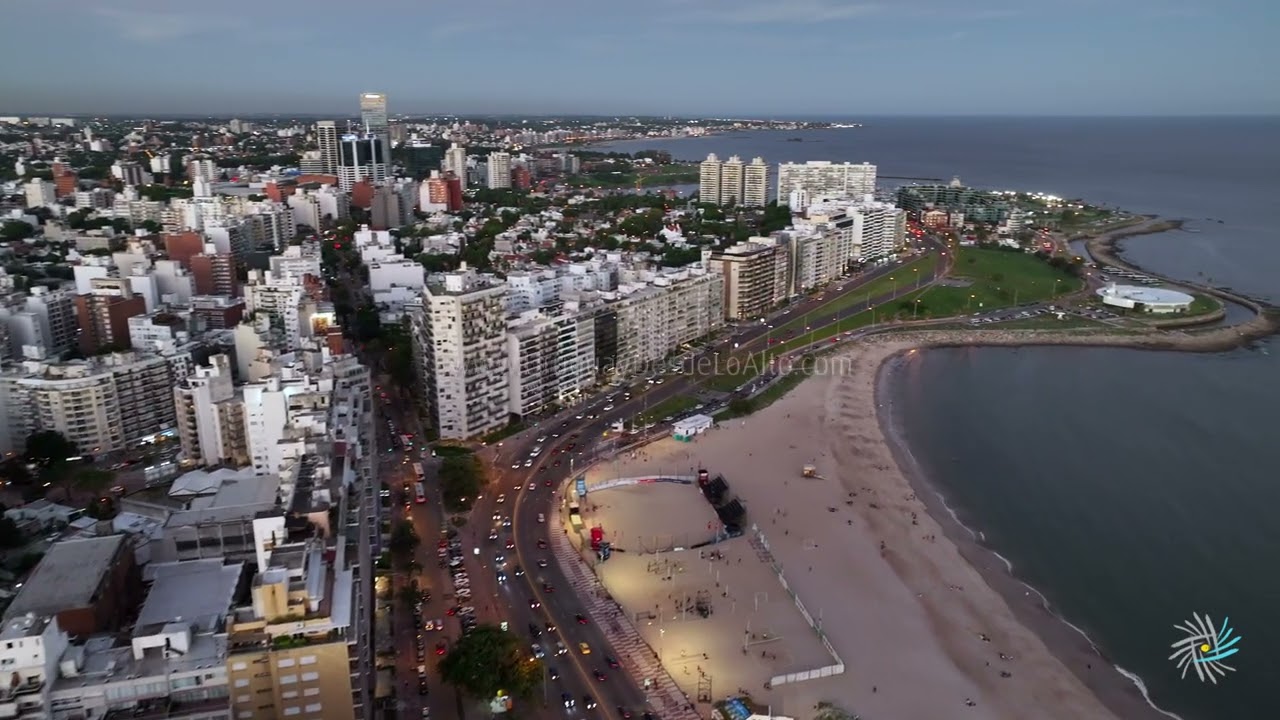 Video aéreo de la rambla de Pocitos y la calle Juan Benito Blanco al anochecer, Montevideo