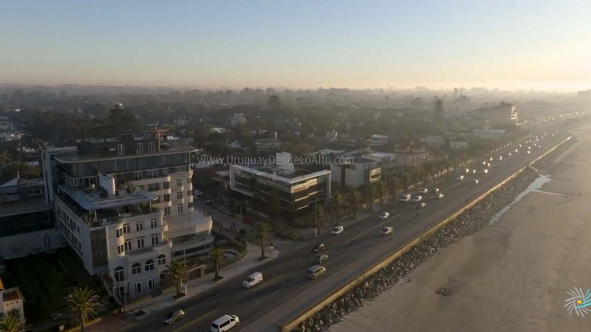 Video aéreo al amanecer en el barrio Carrasco en la rambla Rep. de México, Montevideo