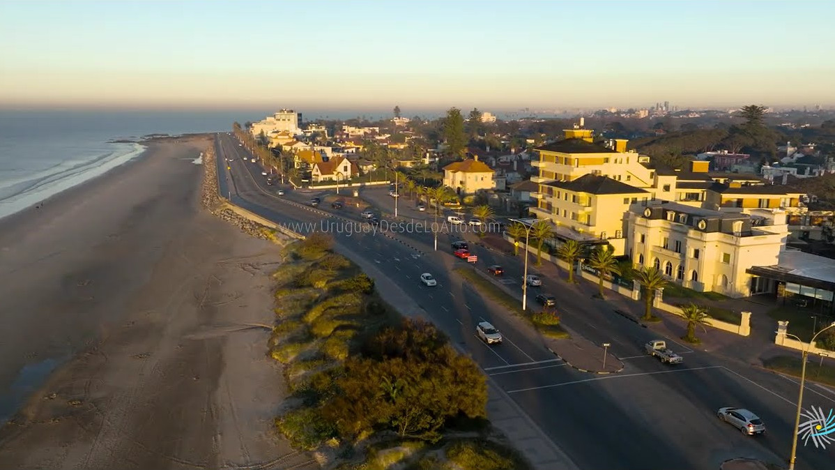 Video aéreo al salir el sol sobre la playa y rambla de Carrasco, Montevideo