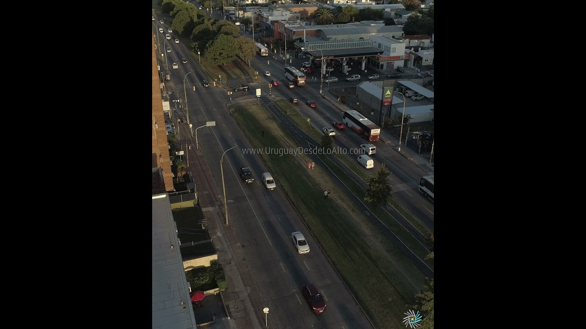 Video aéreo de transito fluido en Av. Italia