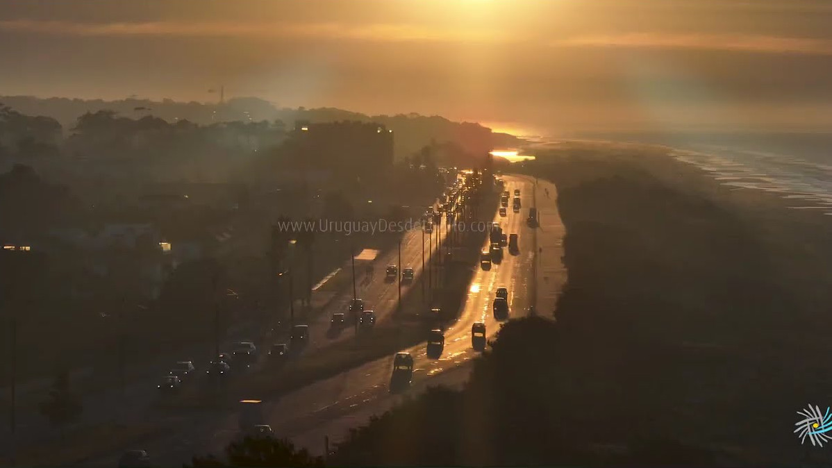Video aéreo por la rambla Tomás Berreta en Carrasco a la salida del sol, Montevideo