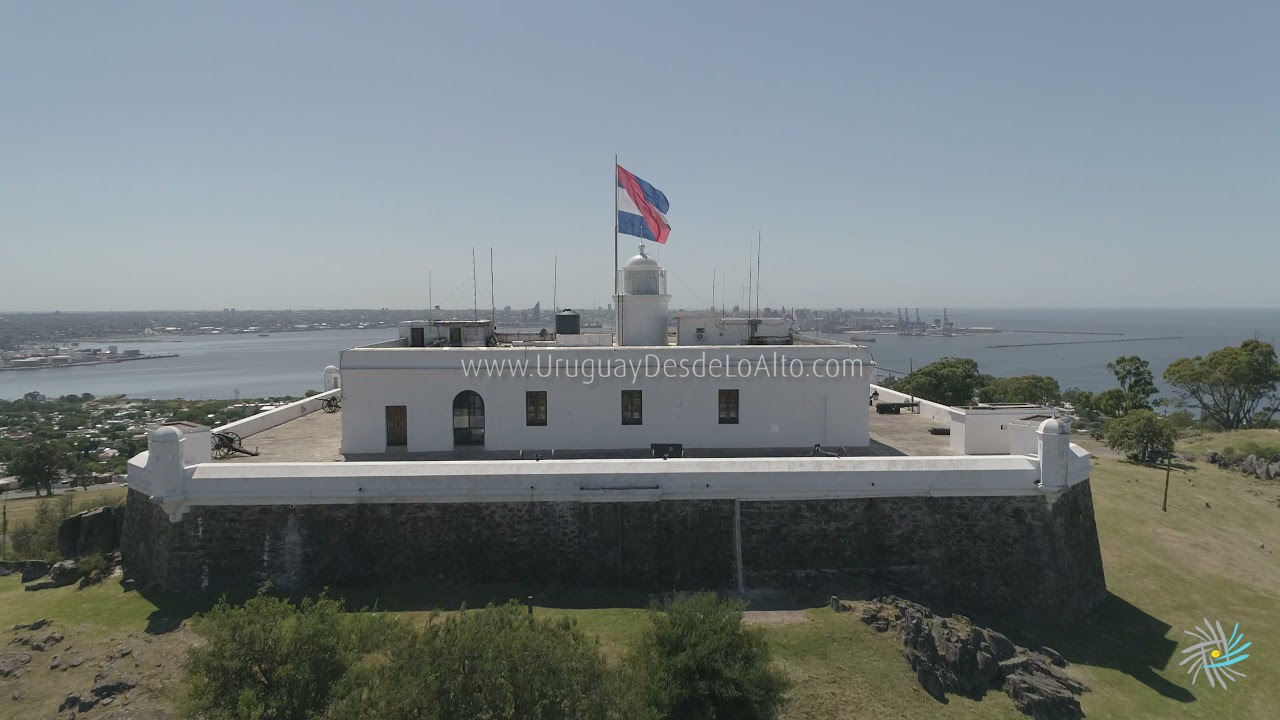 Video aéreo de la fortaleza del Cerro. Bandera de Artigas flameando.