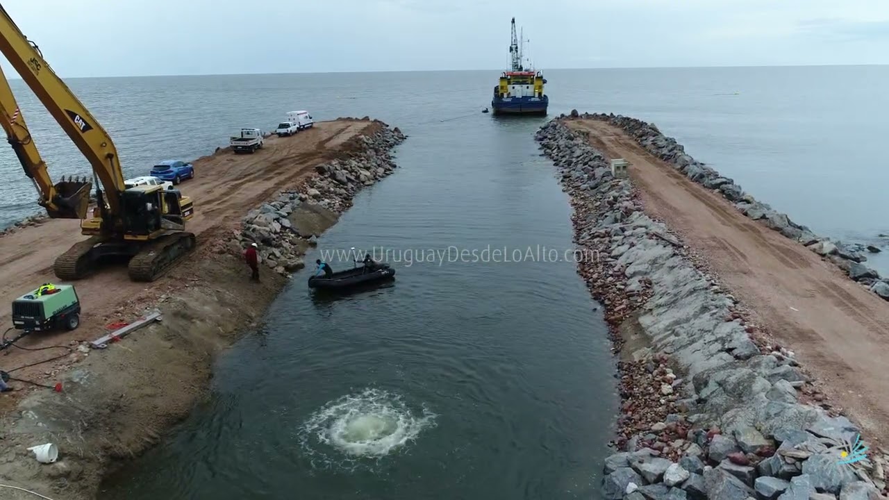 Video aéreo de la instalación de un emisor subacuático al oeste de Montevideo