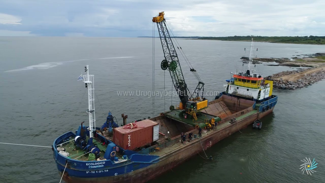 Video aéreo de la instalación de un emisor subacuático al oeste de Montevideo